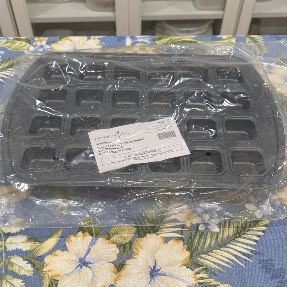 Pampered Chef Dark Gray Mini Brownie Bite Pan - Picture 2 of 3
